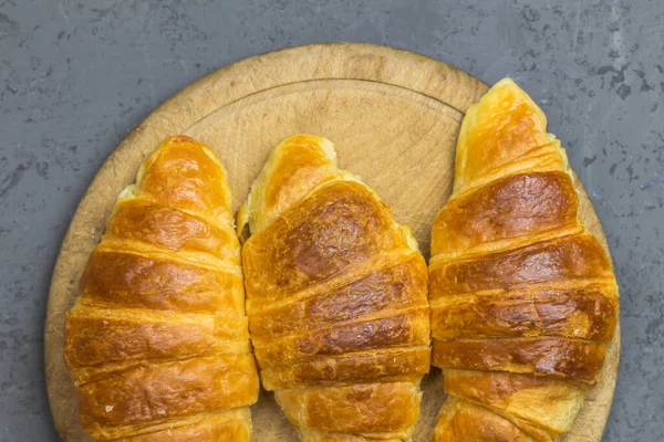 Três Croissants Uma Placa Madeira Imagem Visão Superior Perto — Fotografia de Stock