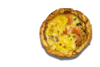 Beyaz arka planda mini pişmiş somon balığı poğaçaları, üst manzara fotoğrafı. Lezzetli somon turtaları yakın plan.