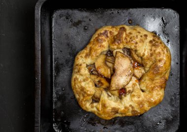 Elmalı turtayı fırından çıkarıp üzerinde fotokopi alanı olan siyah bir teneke kutuya koyuyoruz.