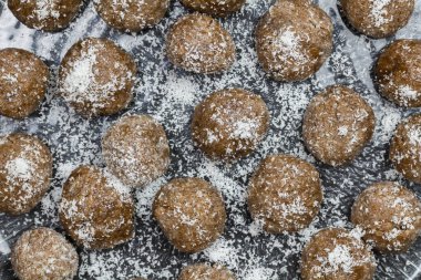 Birçok randevu topu hindistan cevizi parçacıklarıyla kaplanır - geleneksel tatlı randevu atıştırmalığının en üstteki fotoğrafı