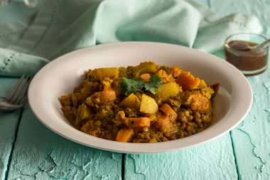 Mercimek ve sebze güveci. Köy yemeklerinde acılı.