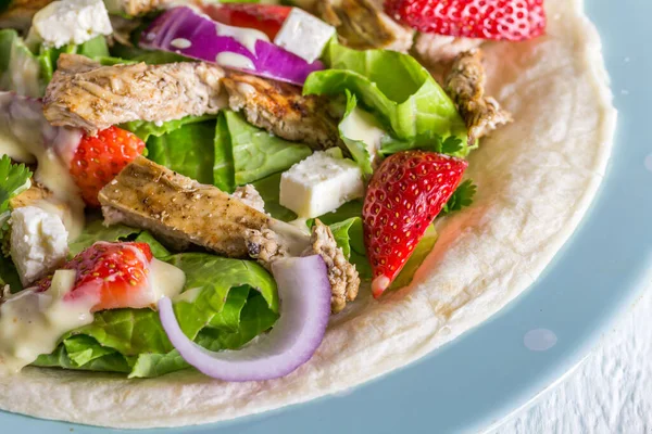 Insalata Tortilla Wrap Con Pollo Formaggio Fragole Vicino — Foto Stock