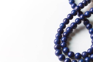 Lapis Lazuli boncuk kolye beyaz üzerine izole edilmiş metin için boşluk - seçici odak