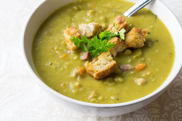 Leckere Erbsen Und Schinkensuppe Mit Croutons Nahaufnahme Von Oben — Stockfoto