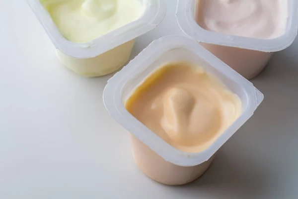 플라스틱 항아리에 맛있는 요구르트 요구르트 공간에서 내려다볼 수있는 흰색에 시킨다 — 스톡 사진