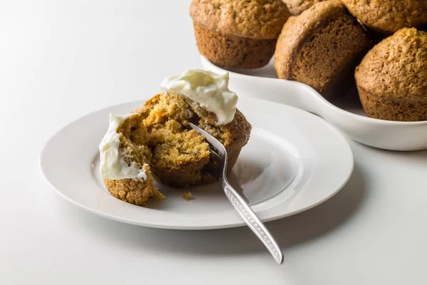 Karotten Zimt Kuchen Muffin Mit Joghurt Auf Weißem Servierteller Mit — Stockfoto