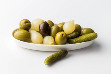 Beyaz arka planda izole edilmiş turşu, soğan ve zeytinler kopyalama alanı ile birlikte.