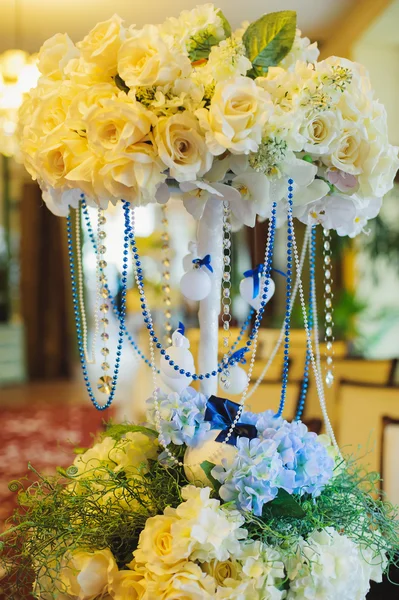 Bloemen bruiloft decoratie met parels op het rek binnen. — Stockfoto