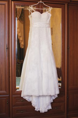 Beyaz düğün Dresseshanging dolaba