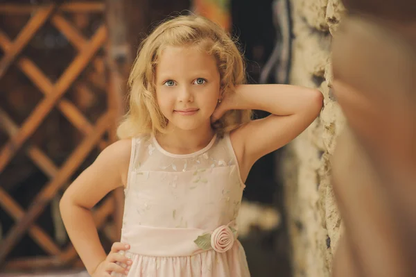 Retrato de uma menina com cabelo loiro. — Fotografia de Stock