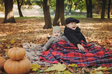 Altında sonbahar açık bir battaniyeye kardeşlerin.