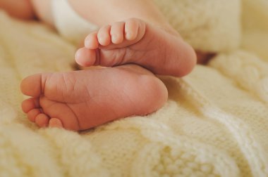 Açık renkli yumuşak yeni doğan bebek ayağa