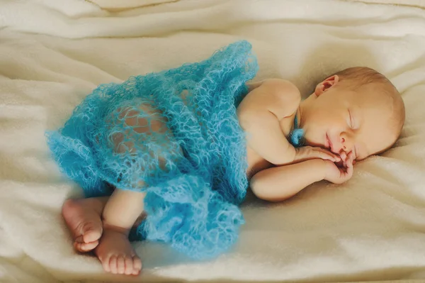 Ładny nowo narodzonego dziecka jest smling i spanie poziome. — Zdjęcie stockowe