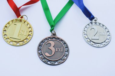 Altın, gümüş ve bronz madalya kümesi. Ödülleri.