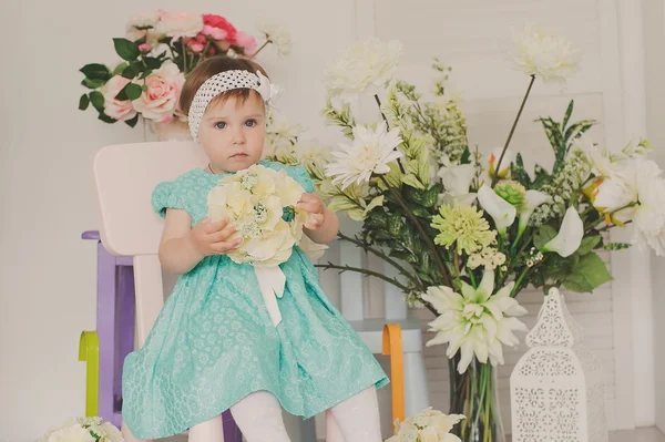 Χαριτωμένο παιδί κοριτσάκι με ανοιξιάτικα λουλούδια, ευτυχισμένος κορίτσι, παιδί σε στούντιο. — Φωτογραφία Αρχείου