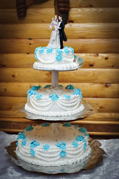 Beautiful and natural lavender wedding cake