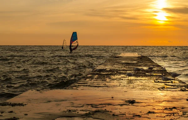 Windsurfers on the sunrise — Stock Photo, Image