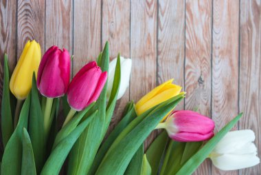 Kahverengi kurullarında Lale buketi