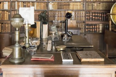 Eski stili bir çalışma masası