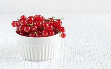 ahşap arka plan üzerinde sulu kırmızı kuş üzümü