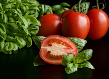 Domates ve fesleğen koyu arka plan üzerinde