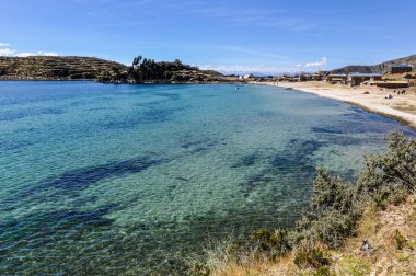 Bolivya'daki Titikaka Gölü üzerinde Isla del Sol sahil köyü