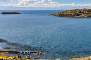 Isla del Sol üzerinde Boliv Titikaka Gölü kıyısında gemilerde