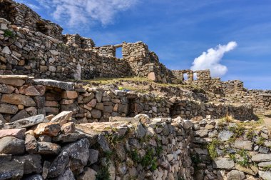 Antik kalıntıları ve Isla del Sol Bolivya'daki Titikaka Gölü üzerinde üzerinde