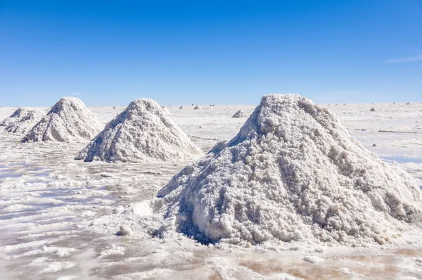 在玻利维亚的乌尤尼盐堆。 — 图库照片