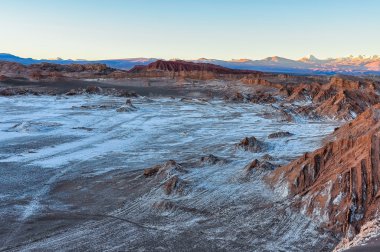 Şili Atacama Çölü'nde ayın Vadisi'nde günbatımı