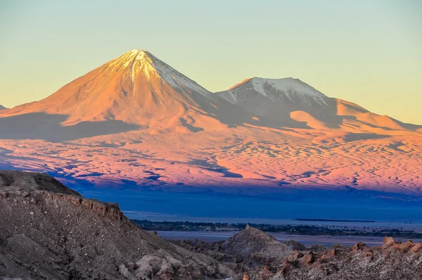 Zonsondergang in de vallei van de maan in de Atacama woestijn, Chile — Stockfoto