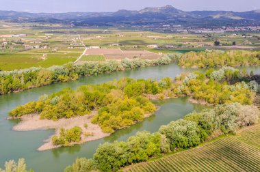 Tivissa, İspanya yakınındaki Ebro Nehri'nin görünümü