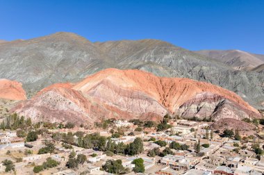 Cerro de Los Siete Colores, Purnamarca, Argentin uzak görünümü