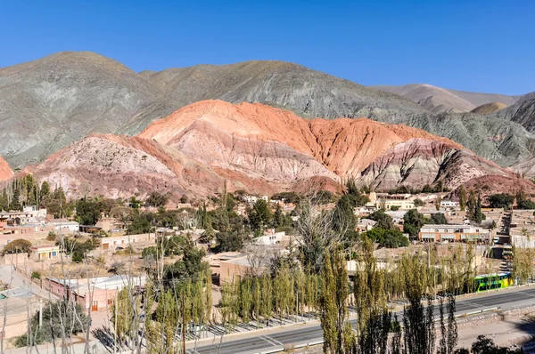 Cerro de Los Siete Colores, Purnamarca, Argentin uzak görünümü