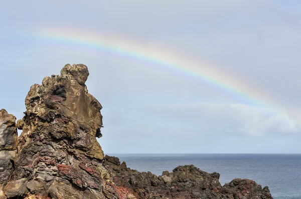 Kustlandschap met regenboog op Paaseiland, Chili — Stockfoto