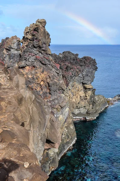 Kustlandschap met regenboog op Paaseiland, Chili — Stockfoto