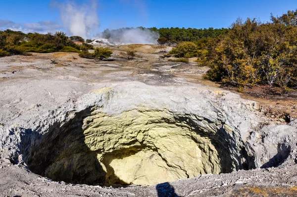 Cráter con minerales en la zona geotérmica de Wai-o-tapu, cerca de Rot — Foto de Stock
