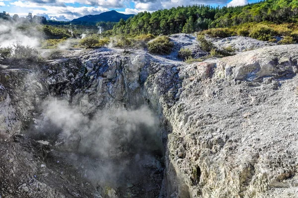 Pára vychází v geotermální oblasti Wai-o-tapu, nedaleko Rotorua — Stock fotografie
