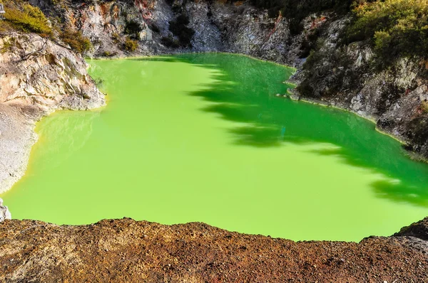 Baño del Diablo en la zona geotérmica de Wai-o-tapu, cerca de Rotorua, Ne — Foto de Stock