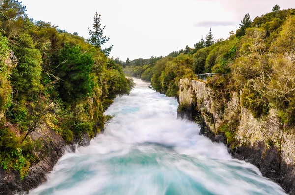 Wilde Wasser von huka-Wasserfällen, Neuseeland — Stockfoto