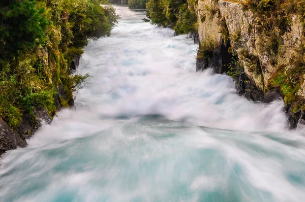 Wilde Wasser von huka-Wasserfällen, Neuseeland — Stockfoto