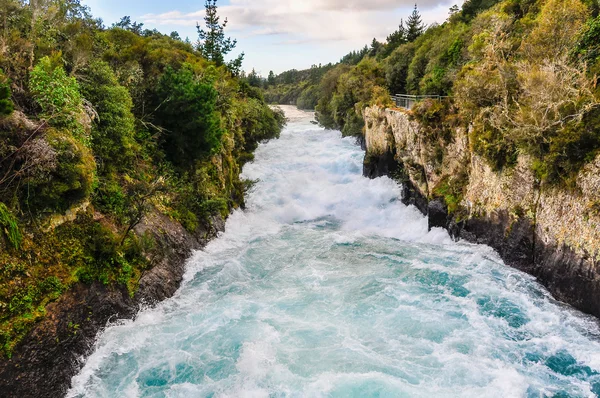 Wilde Wasser von huka-Wasserfällen, Neuseeland — Stockfoto