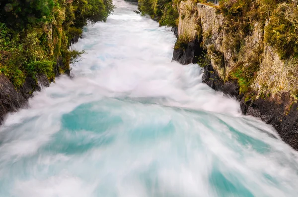 Wilde Wasser von huka-Wasserfällen, Neuseeland — Stockfoto