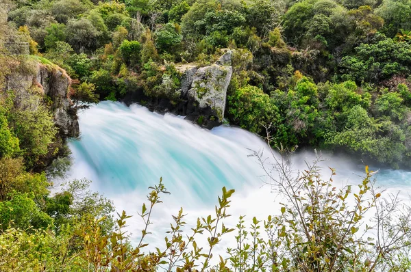 Вид сбоку на дикие воды водопада Хука, Новая Зеландия — стоковое фото