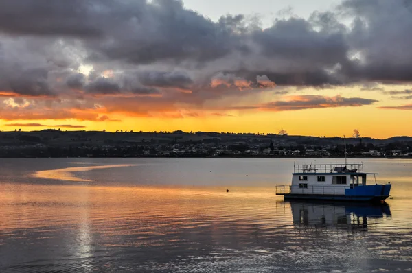 Bir tekne Lake Taupo, Yeni Zelanda ile renkli günbatımı — Stok fotoğraf