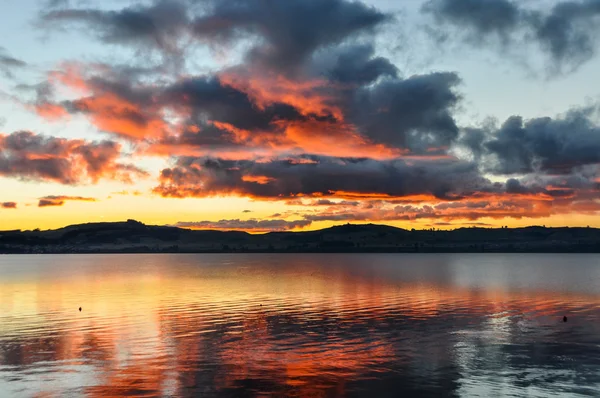 Colorato tramonto sul Lago Taupo, Nuova Zelanda — Foto Stock