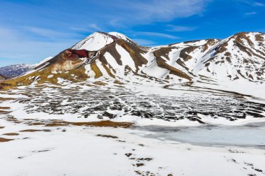Merkezi ve kırmızı krater Tongariro Milli Parkı'nda, yeni Zeala