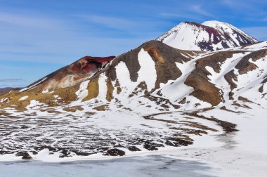 Kırmızı krater Tongariro Milli Parkı'nda, yeni yan görünüm 