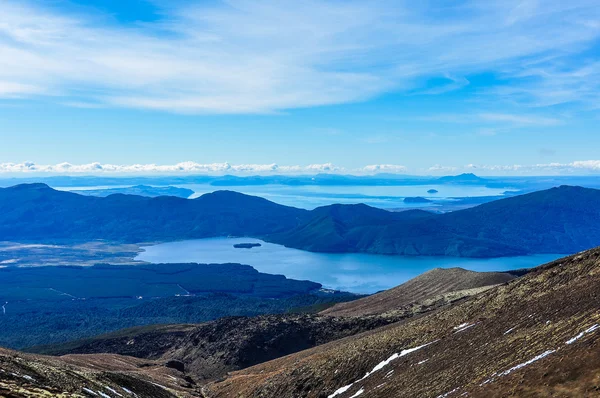 タウポ湖とニュージーランドのロトアイラ湖の眺め — ストック写真