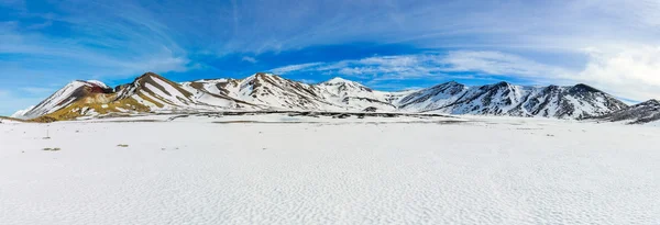 Montagnes enneigées du cratère central dans le parc national des Tongariro — Photo